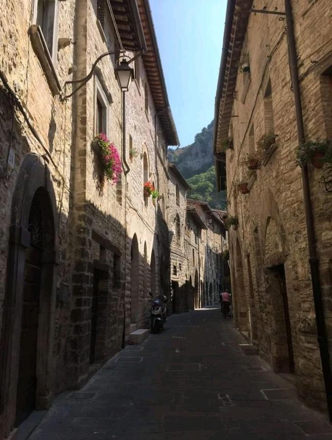 Ferienwohnung La Dimora Di Pietra Gubbio Exterior foto