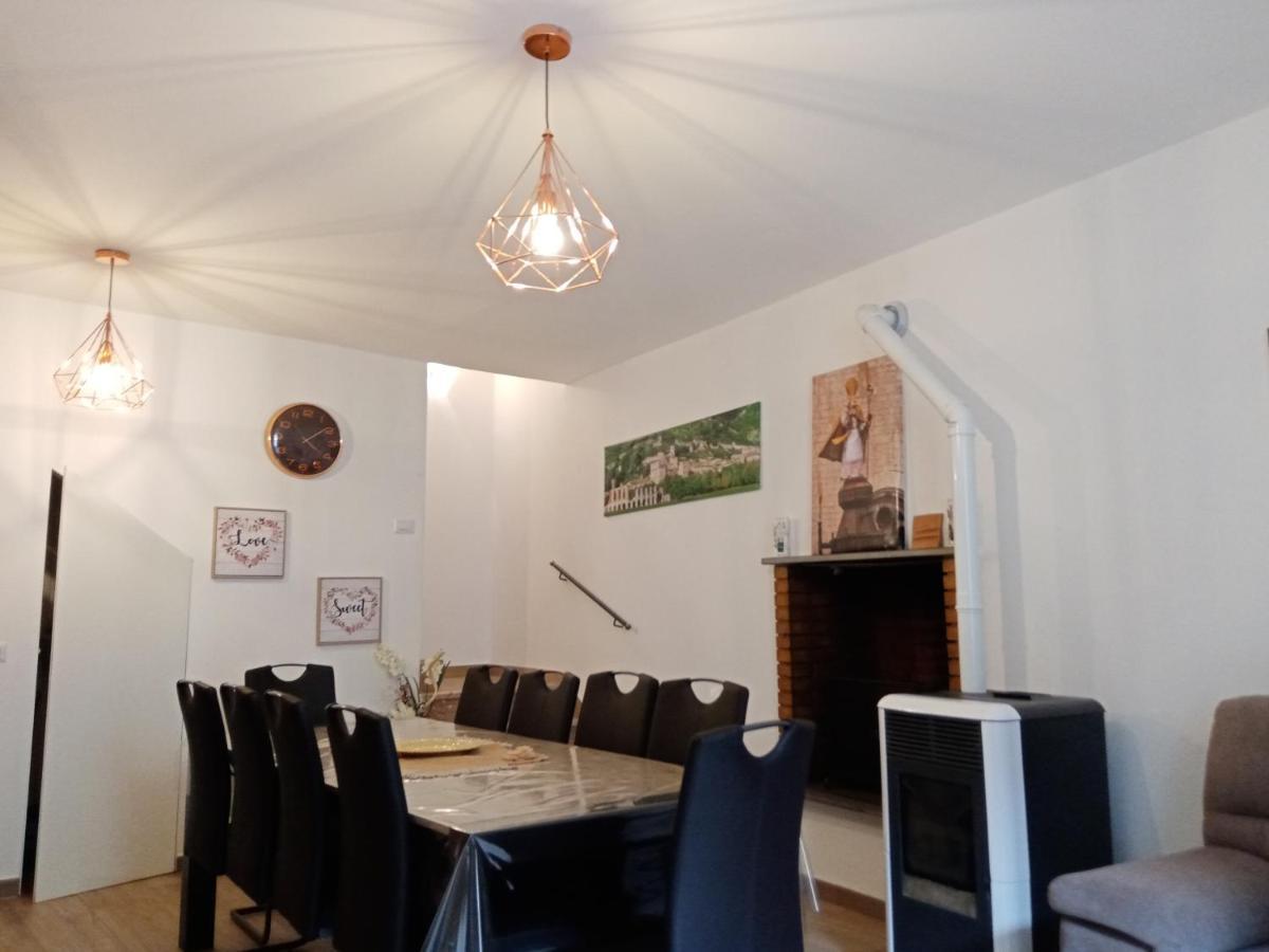 Ferienwohnung La Dimora Di Pietra Gubbio Exterior foto