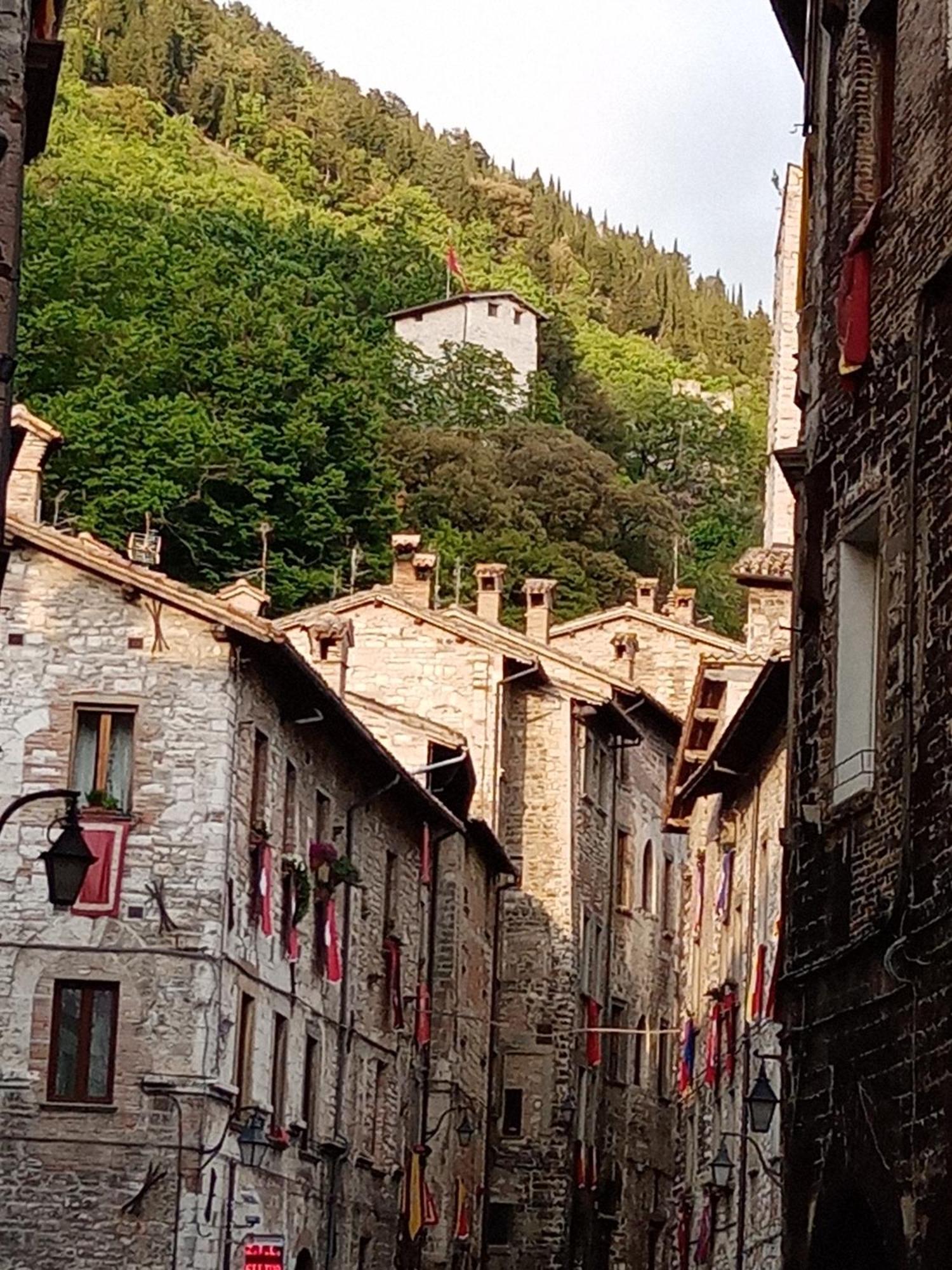Ferienwohnung La Dimora Di Pietra Gubbio Exterior foto