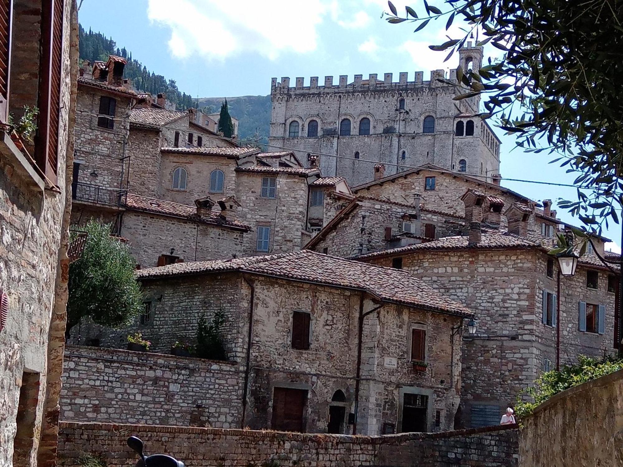 Ferienwohnung La Dimora Di Pietra Gubbio Exterior foto