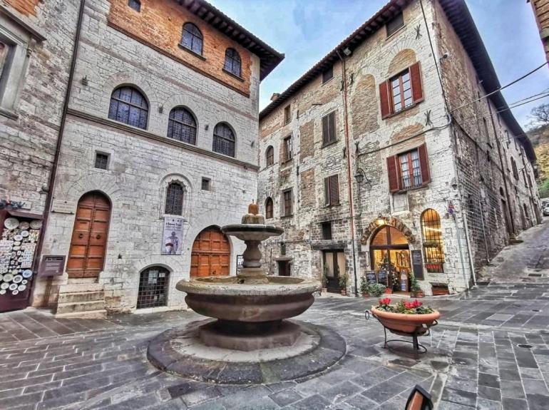 Ferienwohnung La Dimora Di Pietra Gubbio Exterior foto